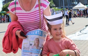 Na festynie Stali Gorz&oacute;w rozdawaliśmy pielęgniarskie czepki i nie tylko 12