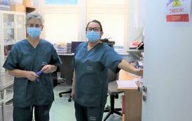 Na zdjęciu pracownicy Wielospecjalistycznego Szpitala Wojew&oacute;dzkiego w Gorzowie w kombinezonach w trakcie pracy na oddziale covidowym