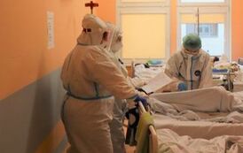 Na zdjęciu pracownicy Wielospecjalistycznego Szpitala Wojew&oacute;dzkiego w Gorzowie w kombinezonach w trakcie pracy na oddziale covidowym