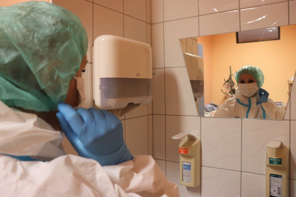Na zdjęciu pracownicy Wielospecjalistycznego Szpitala Wojewódzkiego w Gorzowie Wlkp. na oddziale COVID