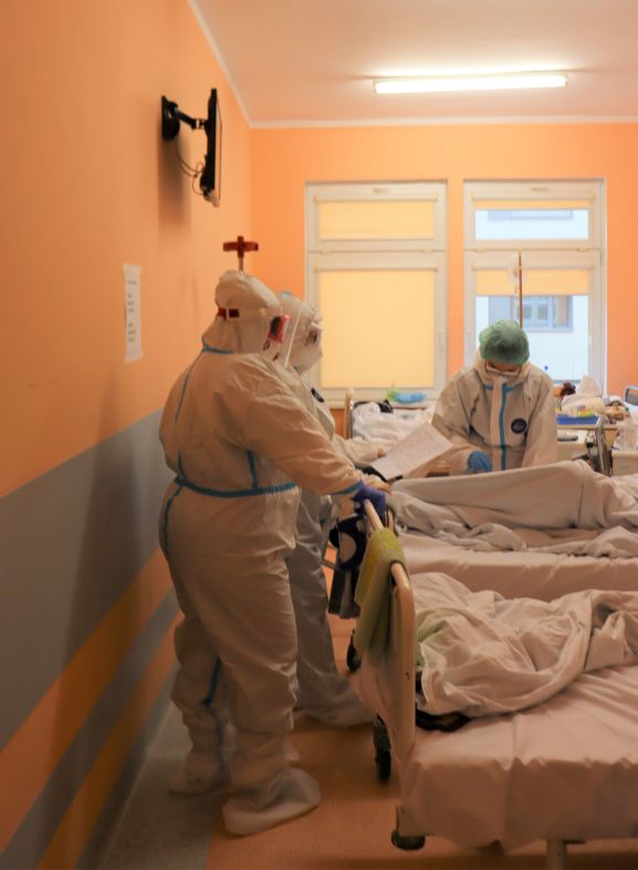 Na zdjęciu pracownicy Wielospecjalistycznego Szpitala Wojewódzkiego w Gorzowie Wlkp. na oddziale COVID